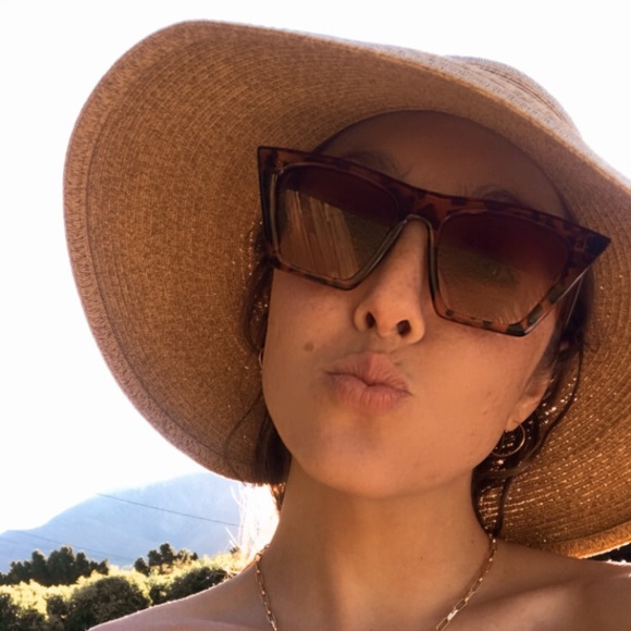 Meet your Posher, Emily - Picture 4 of 4